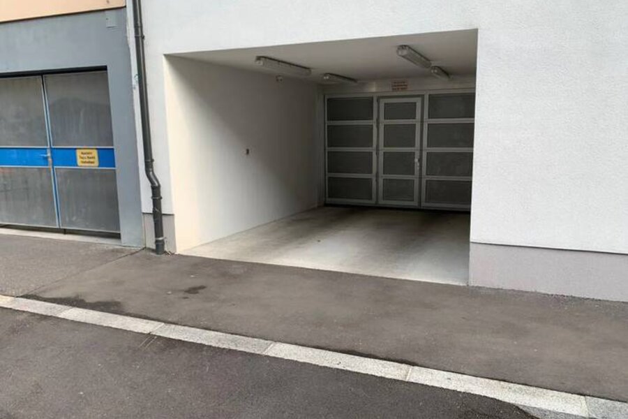  Kann für € 60,0 pro Monat dazugemietet werden.Wird mit Schlüssel automatisch geöffnet, in der Garage eine Schnur und Anzeige zur Ausfahrt