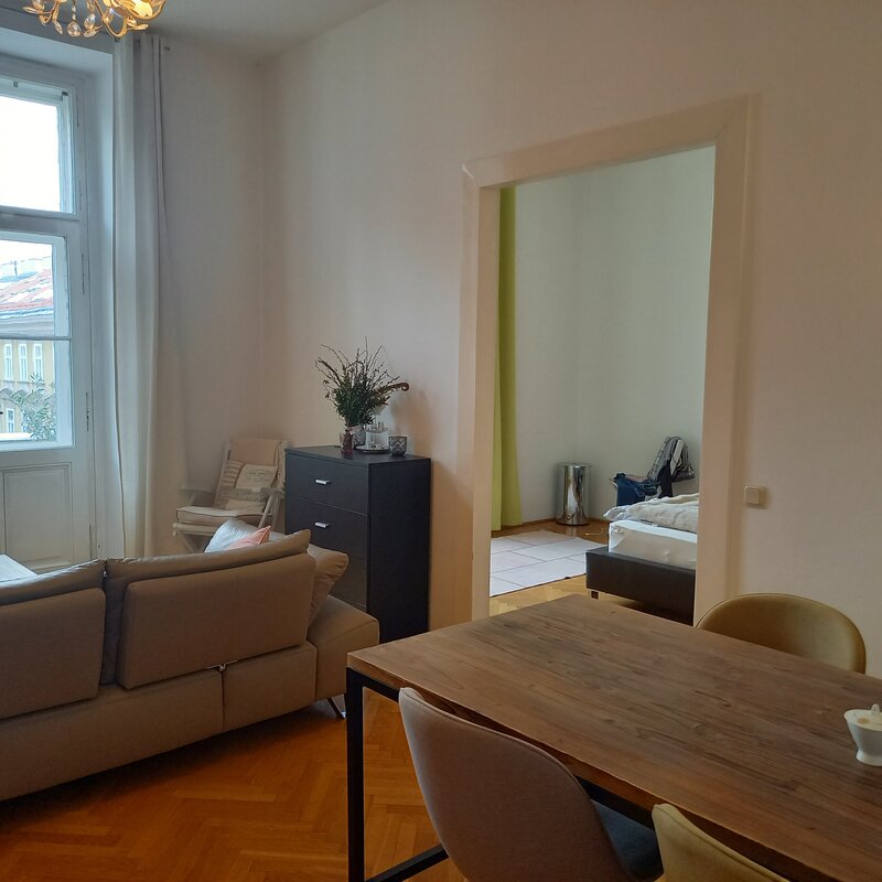 Helle 2-Zimmer-Altbauwohnung mit Balkon