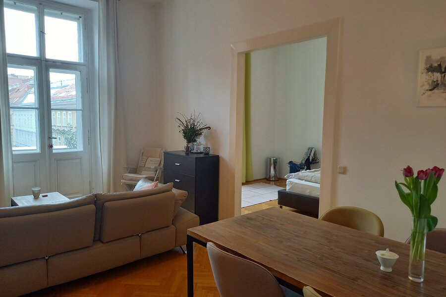 Helle 2-Zimmer-Altbauwohnung mit Balkon