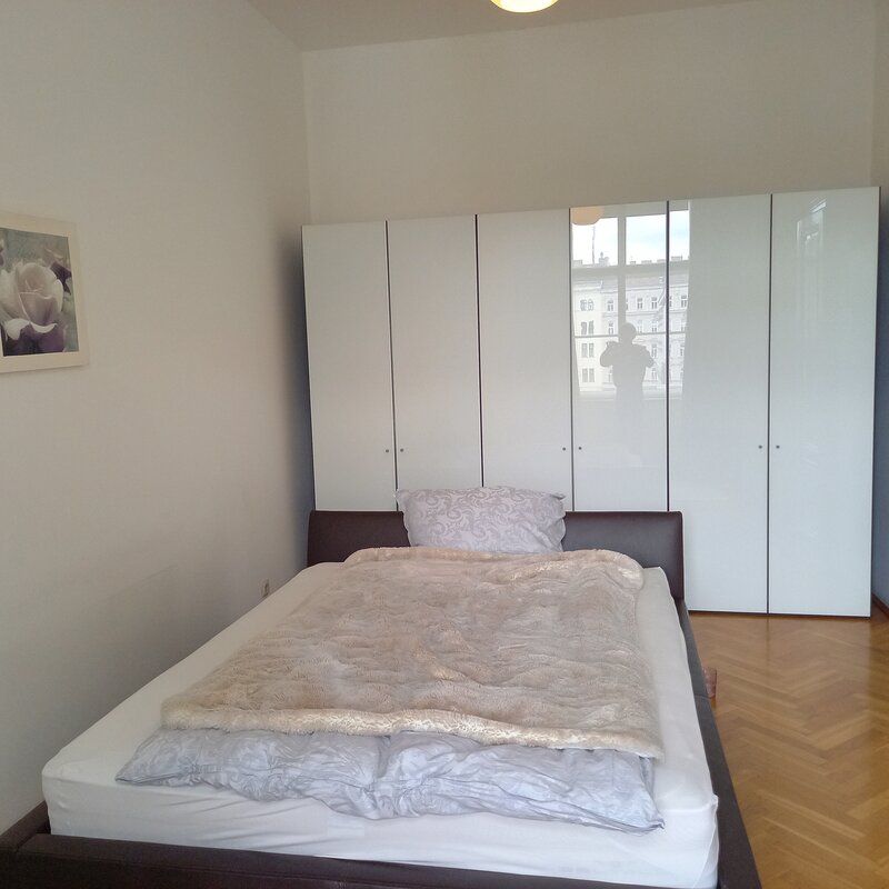 Schlafzimmer mit großem Kleiderschrank