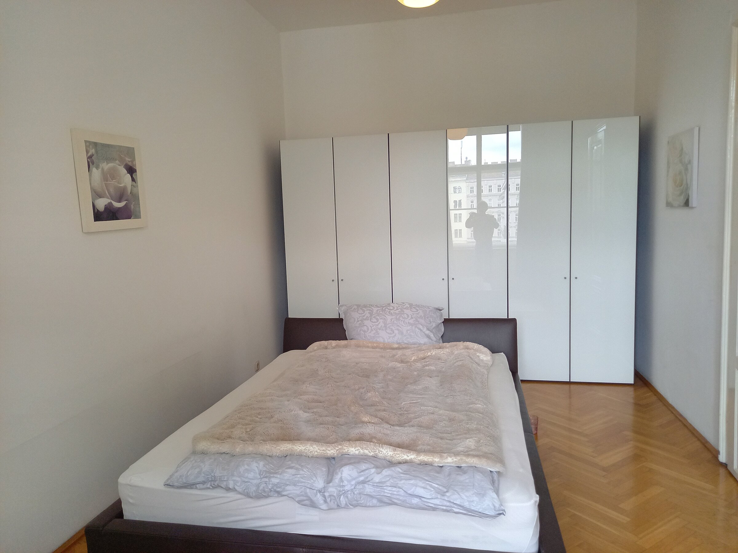 Schlafzimmer mit großem Kleiderschrank