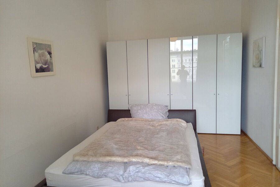 Schlafzimmer mit großem Kleiderschrank