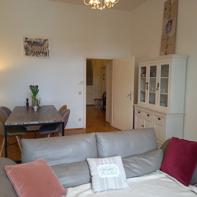 Wohnzimmer mit Essplatz und Sofa 