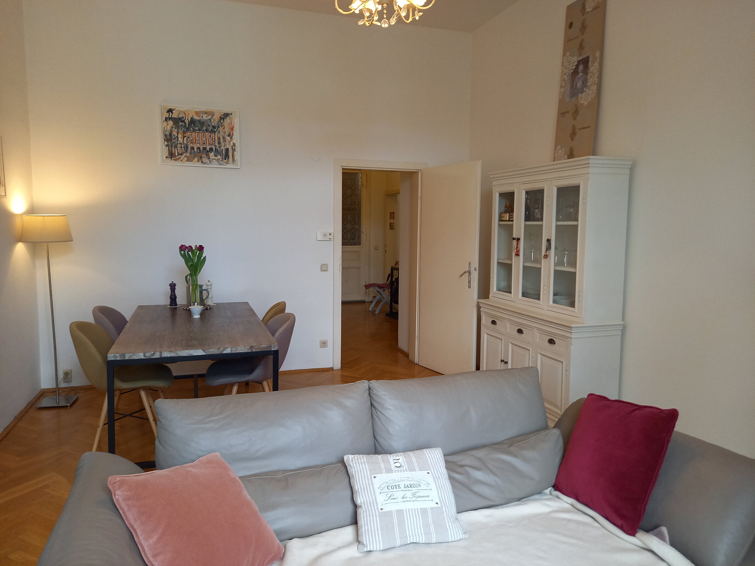 Wohnzimmer mit Essplatz und Sofa 