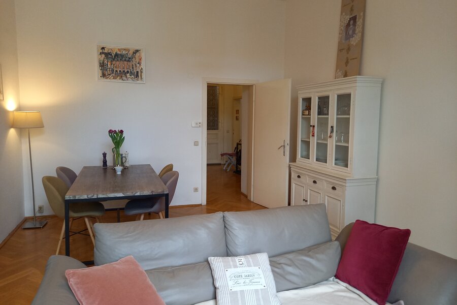 Wohnzimmer mit Essplatz und Sofa 