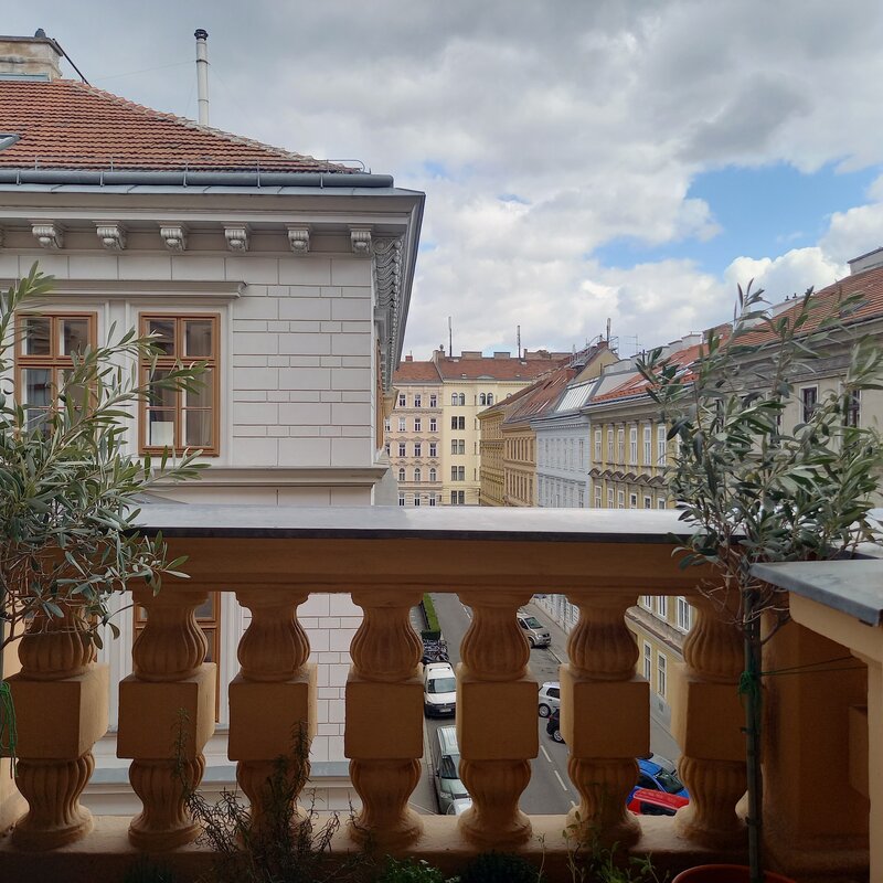 Kleiner Balkon mit Blick in die ruhige Gasse