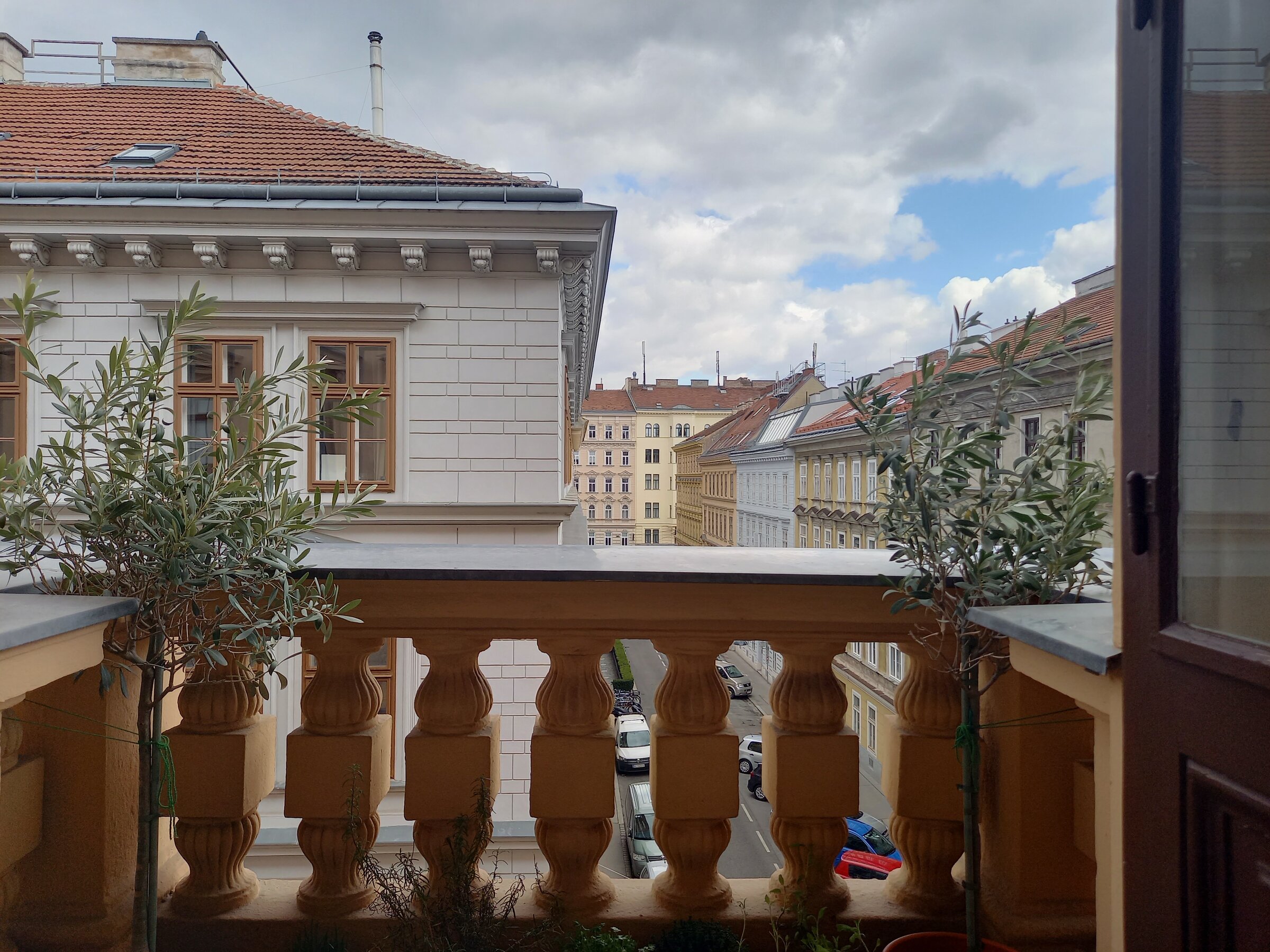 Kleiner Balkon mit Blick in die ruhige Gasse