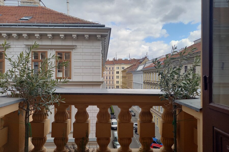 Kleiner Balkon mit Blick in die ruhige Gasse