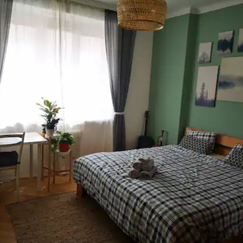 Schlafzimmer mit Kingsize Bett und Arbeitsplatz