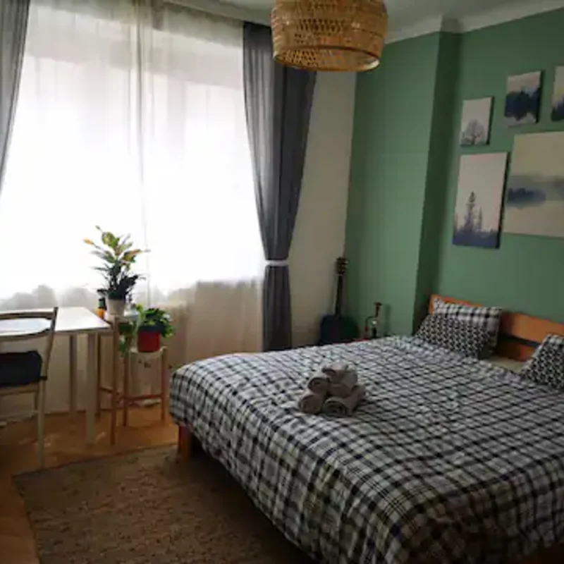 Schlafzimmer mit Kingsize Bett und Arbeitsplatz