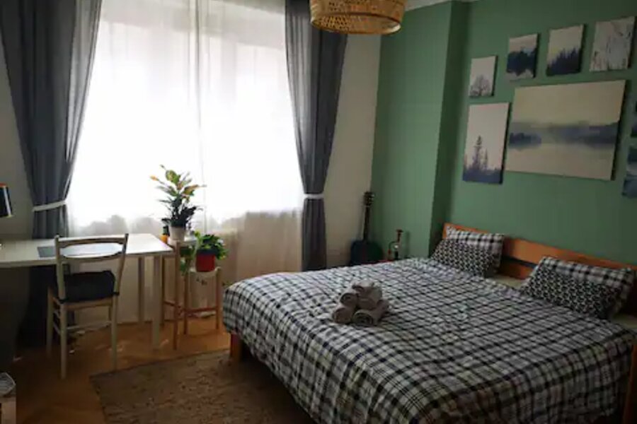 Schlafzimmer mit Kingsize Bett und Arbeitsplatz