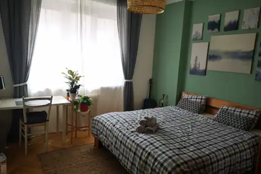 Schlafzimmer mit Kingsize Bett und Arbeitsplatz