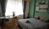 Schlafzimmer mit Kingsize Bett und Arbeitsplatz