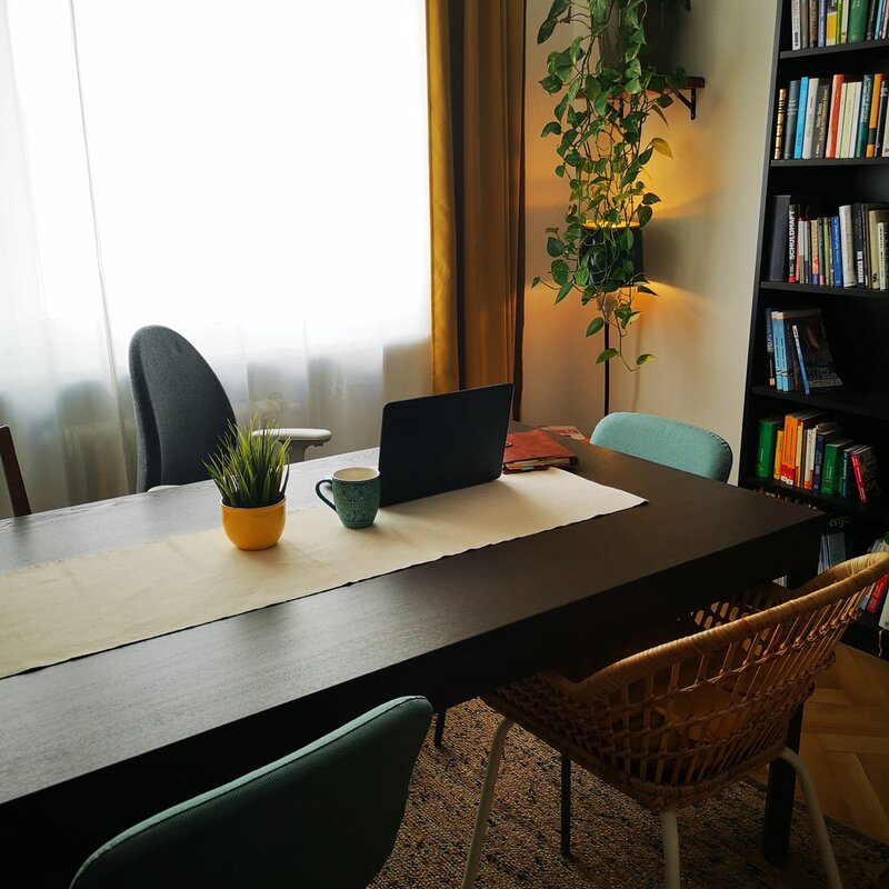 Arbeitsplatz/Esstisch im Wohnzimmer