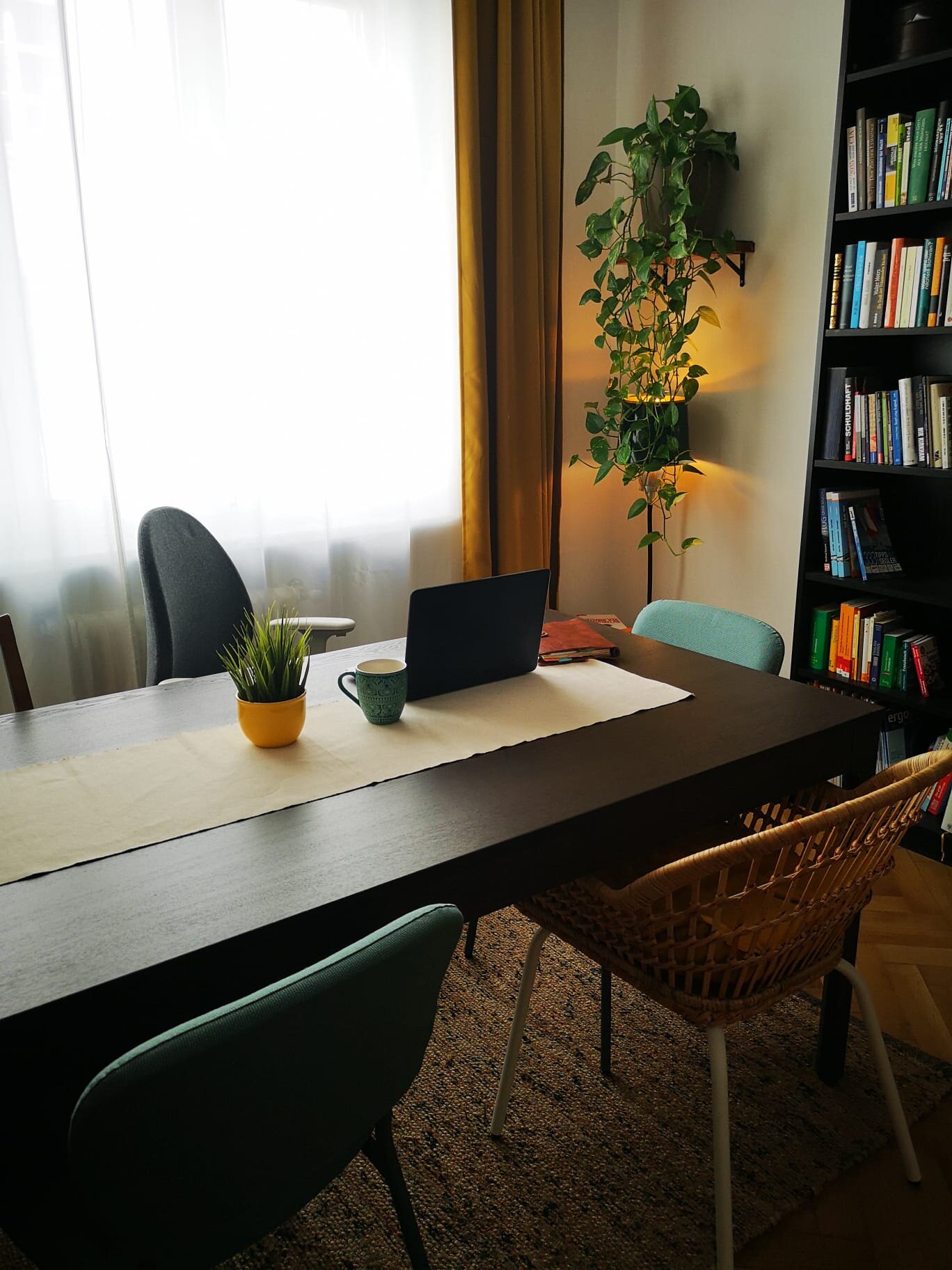 Arbeitsplatz/Esstisch im Wohnzimmer