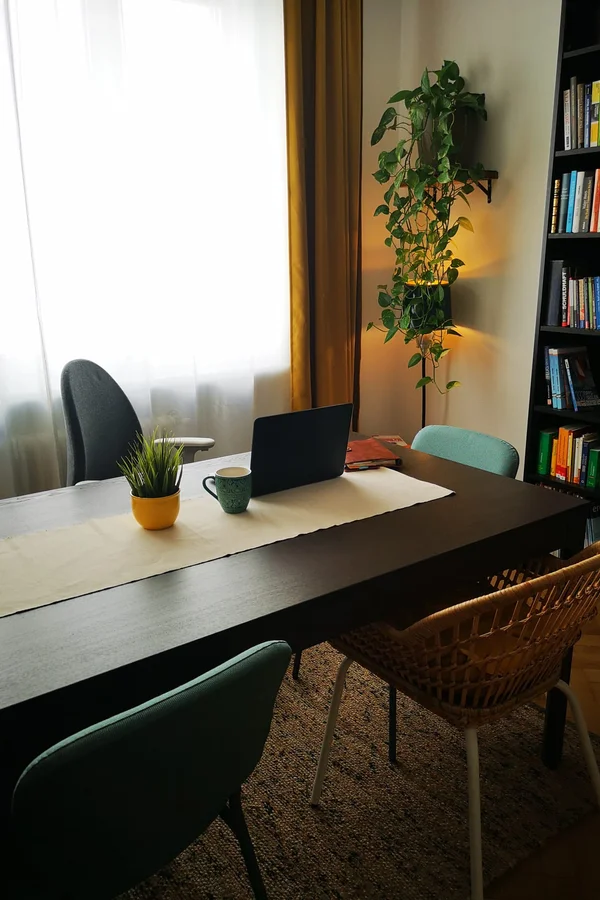 Arbeitsplatz/Esstisch im Wohnzimmer