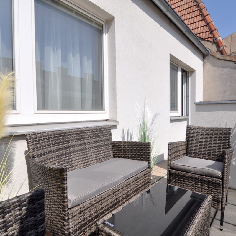 Sunny rooftop terrace with lounge furniture – 2-room apartment, short-term rental & temporary housing for 1 to 6 months in Vienna | © sc-pict
