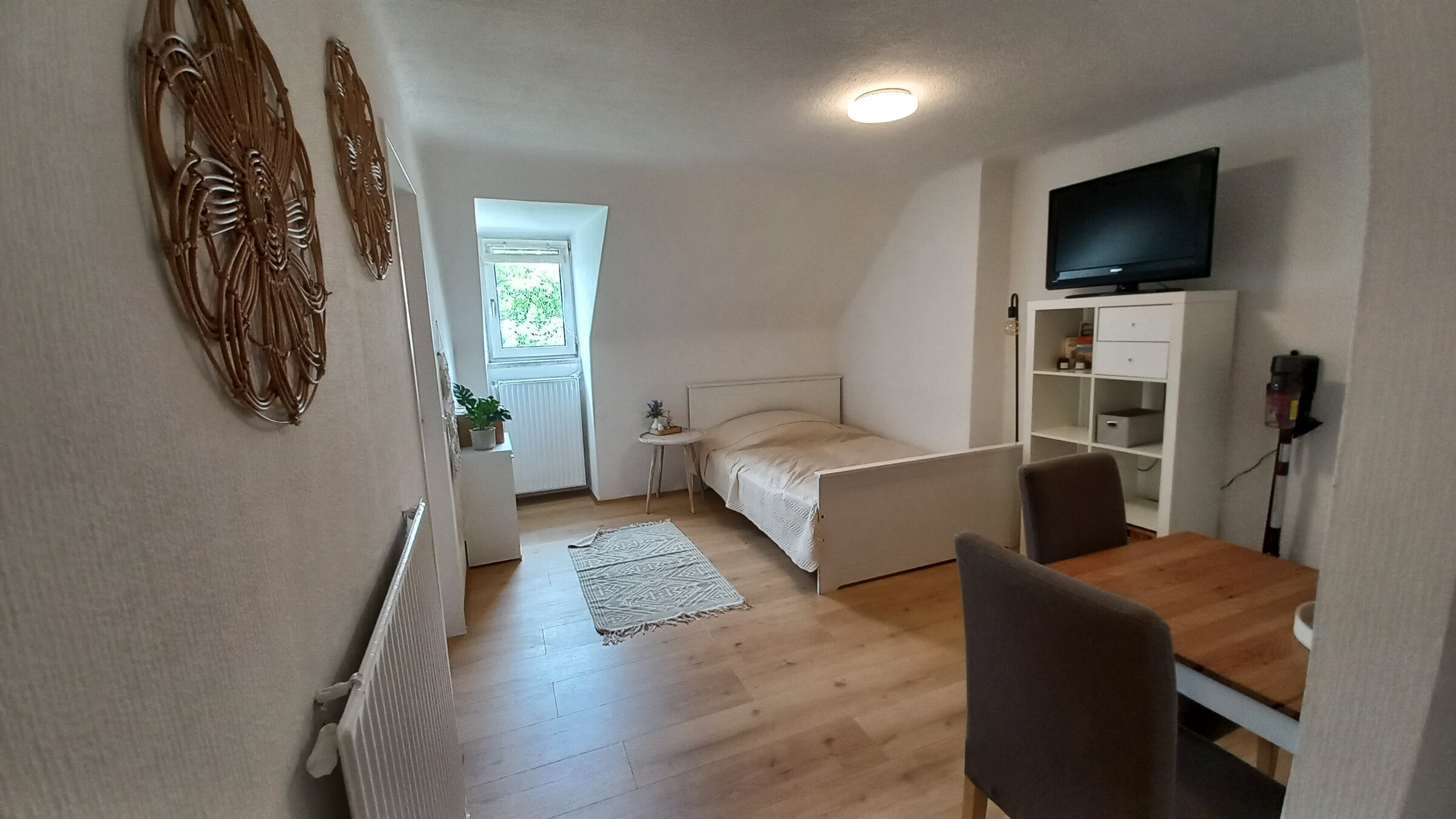 Helles 1-Zimmer Apartment mit Bett, TV & Schreibtisch – Kurzzeitmiete & Wohnen auf Zeit für 1 bis 6 Monate in Linz.