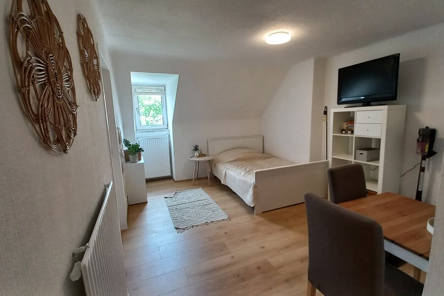 Helles 1-Zimmer Apartment mit Bett, TV & Schreibtisch – Kurzzeitmiete & Wohnen auf Zeit für 1 bis 6 Monate in Linz.