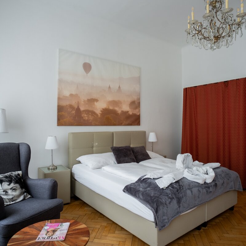 Elegantes Schlafzimmer mit Kronleuchter & Parkettboden – 3-Zimmer Wohnung, Kurzzeitmiete Wien, Wohnen auf Zeit 1 bis 6 Monate