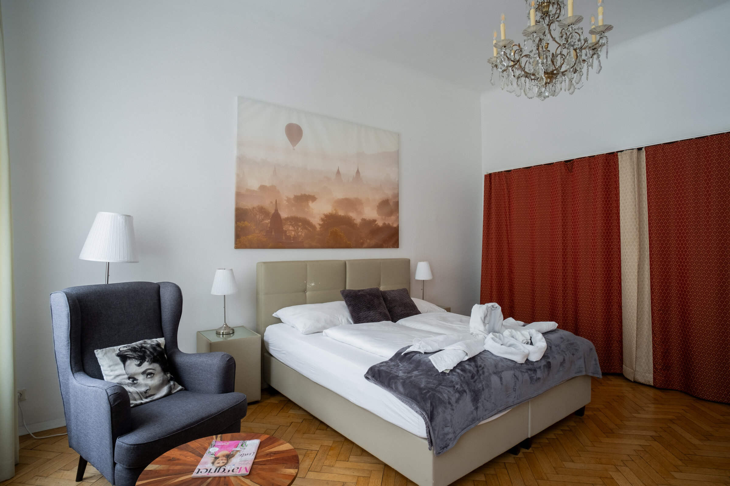 Elegantes Schlafzimmer mit Kronleuchter & Parkettboden – 3-Zimmer Wohnung, Kurzzeitmiete Wien, Wohnen auf Zeit 1 bis 6 Monate