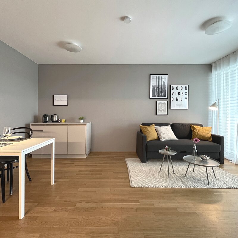Helles Wohn-Esszimmer mit moderner Einrichtung – 2-Zimmer Wohnung zur Kurzzeitmiete & Wohnen auf Zeit für 1 bis 6 Monate in Linz