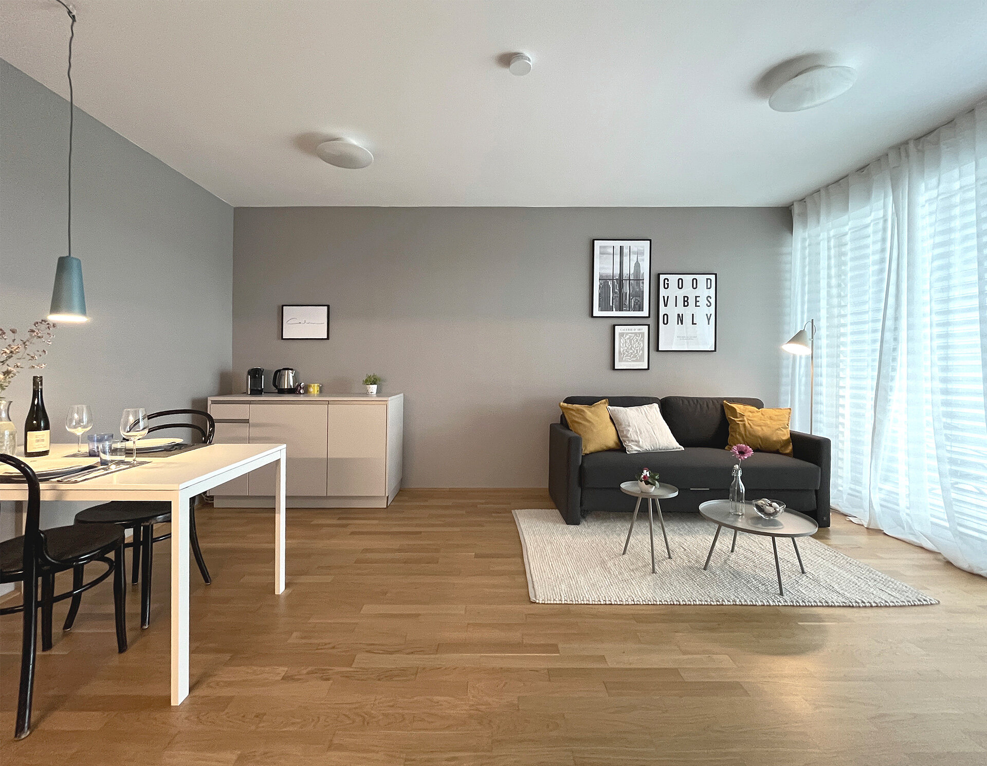 Helles Wohn-Esszimmer mit moderner Einrichtung – 2-Zimmer Wohnung zur Kurzzeitmiete & Wohnen auf Zeit für 1 bis 6 Monate in Linz