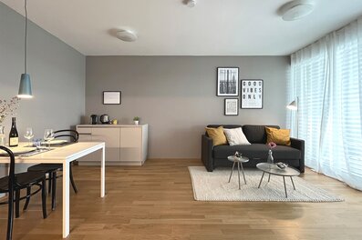 Helles Wohn-Esszimmer mit moderner Einrichtung – 2-Zimmer Wohnung zur Kurzzeitmiete & Wohnen auf Zeit für 1 bis 6 Monate in Linz