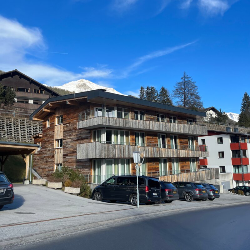 Modern 1-room studio with wood facade & mountain panorama – short-term rental & temporary housing for 1 to 6 months in Sankt Anton am Arlberg