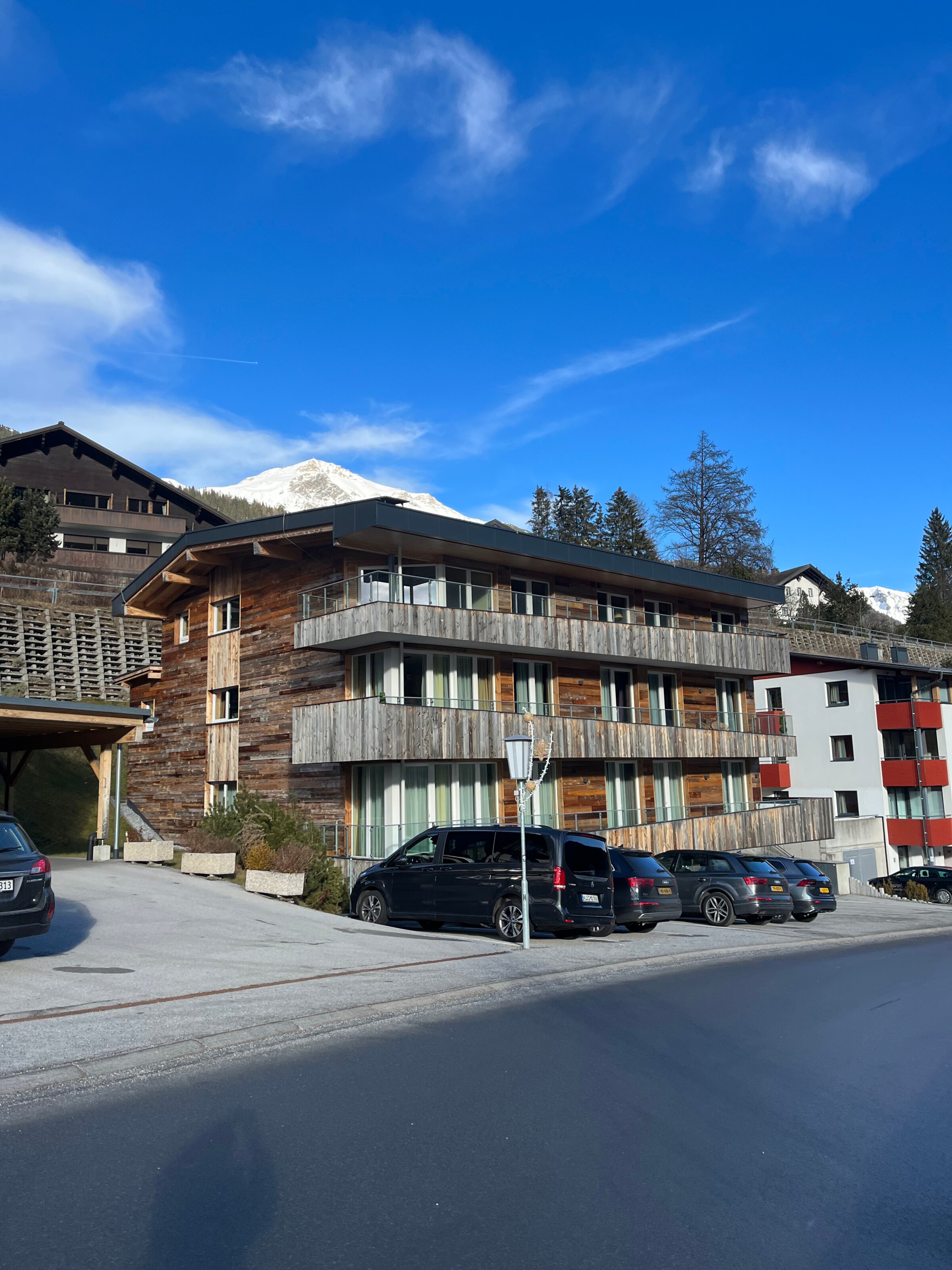 Modern 1-room studio with wood facade & mountain panorama – short-term rental & temporary housing for 1 to 6 months in Sankt Anton am Arlberg