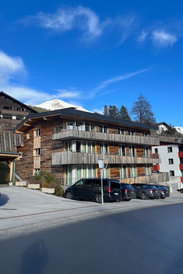 Modern 1-room studio with wood facade & mountain panorama – short-term rental & temporary housing for 1 to 6 months in Sankt Anton am Arlberg