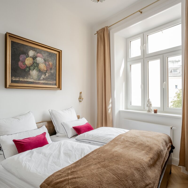 Elegantes Schlafzimmer mit Ölgemälde & Altbau-Flair – 2-Zimmer Wohnung zur Kurzzeitmiete in Wien