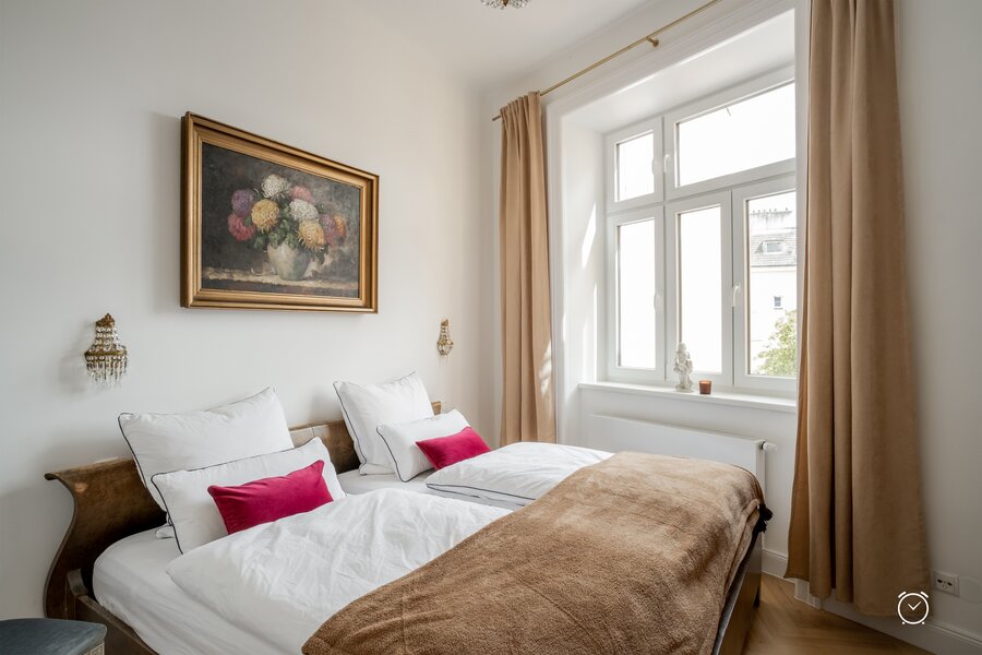 Elegantes Schlafzimmer mit Ölgemälde & Altbau-Flair – 2-Zimmer Wohnung zur Kurzzeitmiete in Wien