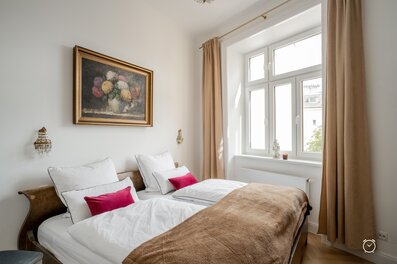 Elegantes Schlafzimmer mit Ölgemälde & Altbau-Flair – 2-Zimmer Wohnung zur Kurzzeitmiete in Wien