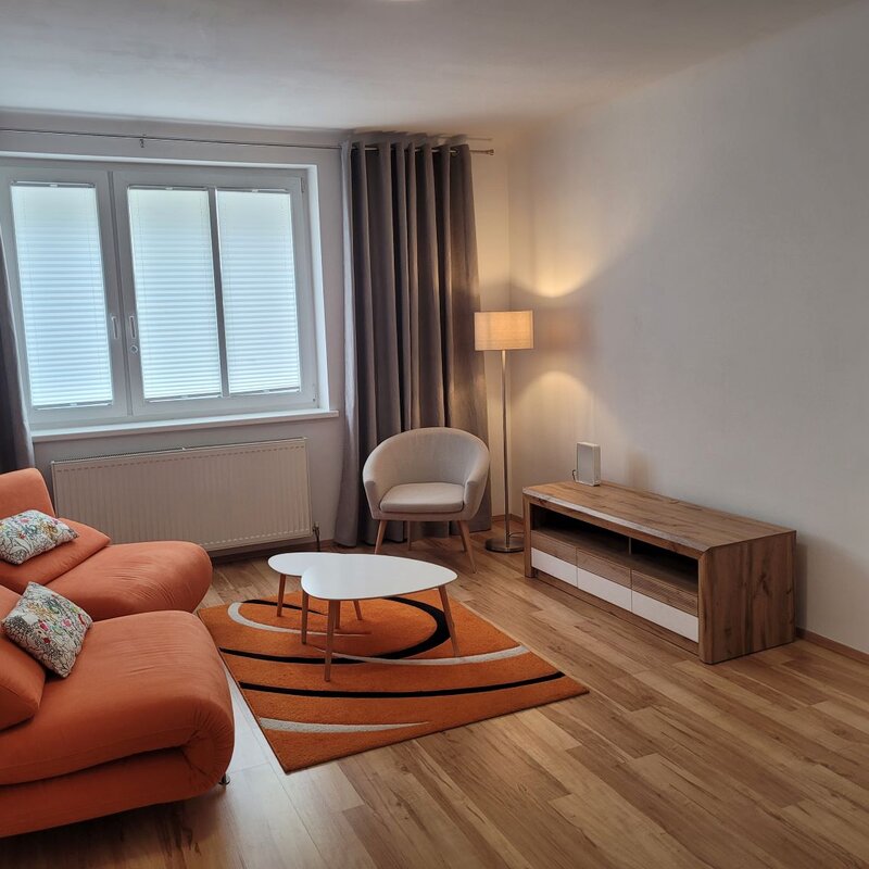 Wohnzimmer mit Arbeitsplatz