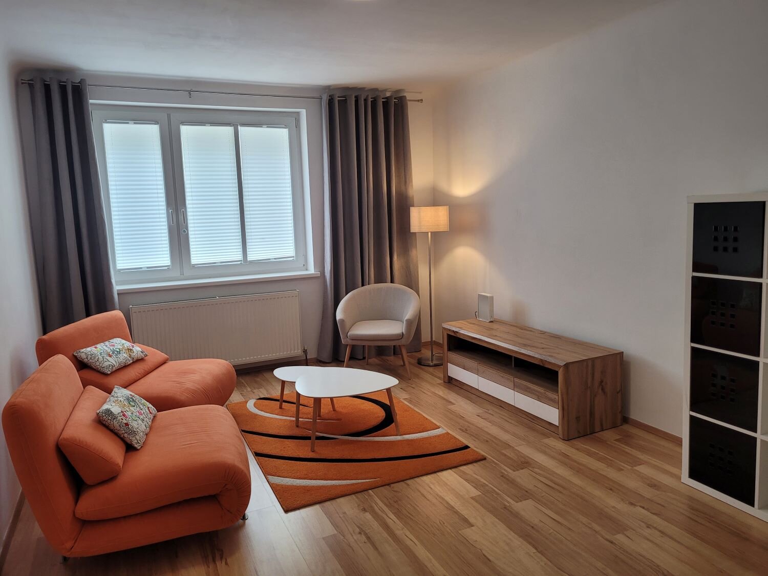 Wohnzimmer mit Arbeitsplatz