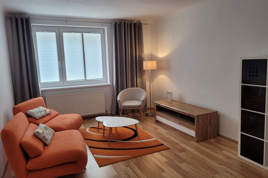 Wohnzimmer mit Arbeitsplatz