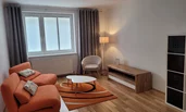 Wohnzimmer mit Arbeitsplatz