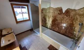 Badezimmer mit Dusche und Badewanne