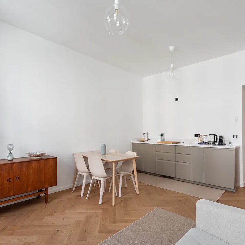 Heller Wohn-Essbereich mit Parkettboden – 2-Zimmer Wohnung zur Kurzzeitmiete & Wohnen auf Zeit für 1 bis 6 Monate in Wien