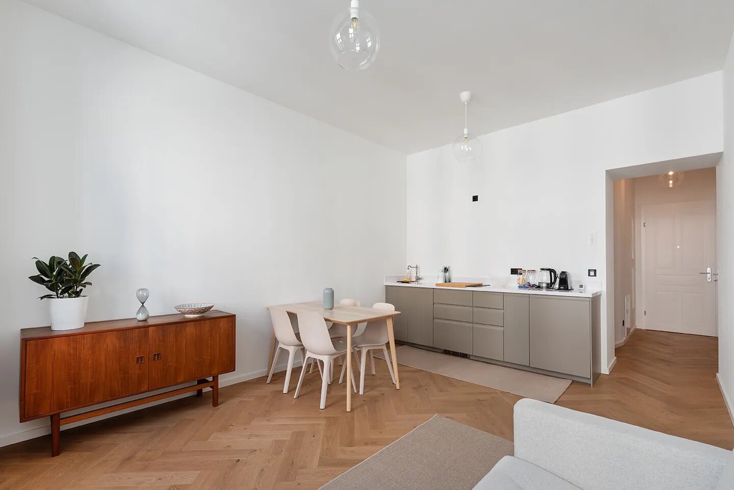 Heller Wohn-Essbereich mit Parkettboden – 2-Zimmer Wohnung zur Kurzzeitmiete & Wohnen auf Zeit für 1 bis 6 Monate in Wien