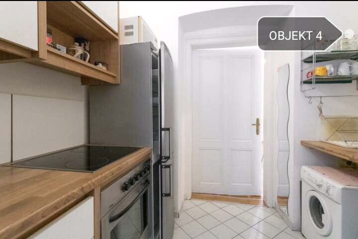 Complete kitchen, equipped with oven, large refrigerator, pots, glasses, etc. Washing machine.