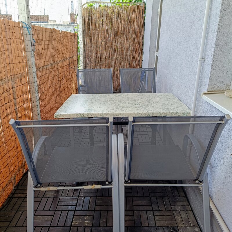Unser Balkon ist 9m² groß und hat einen Tisch mit vier Stühlen. 