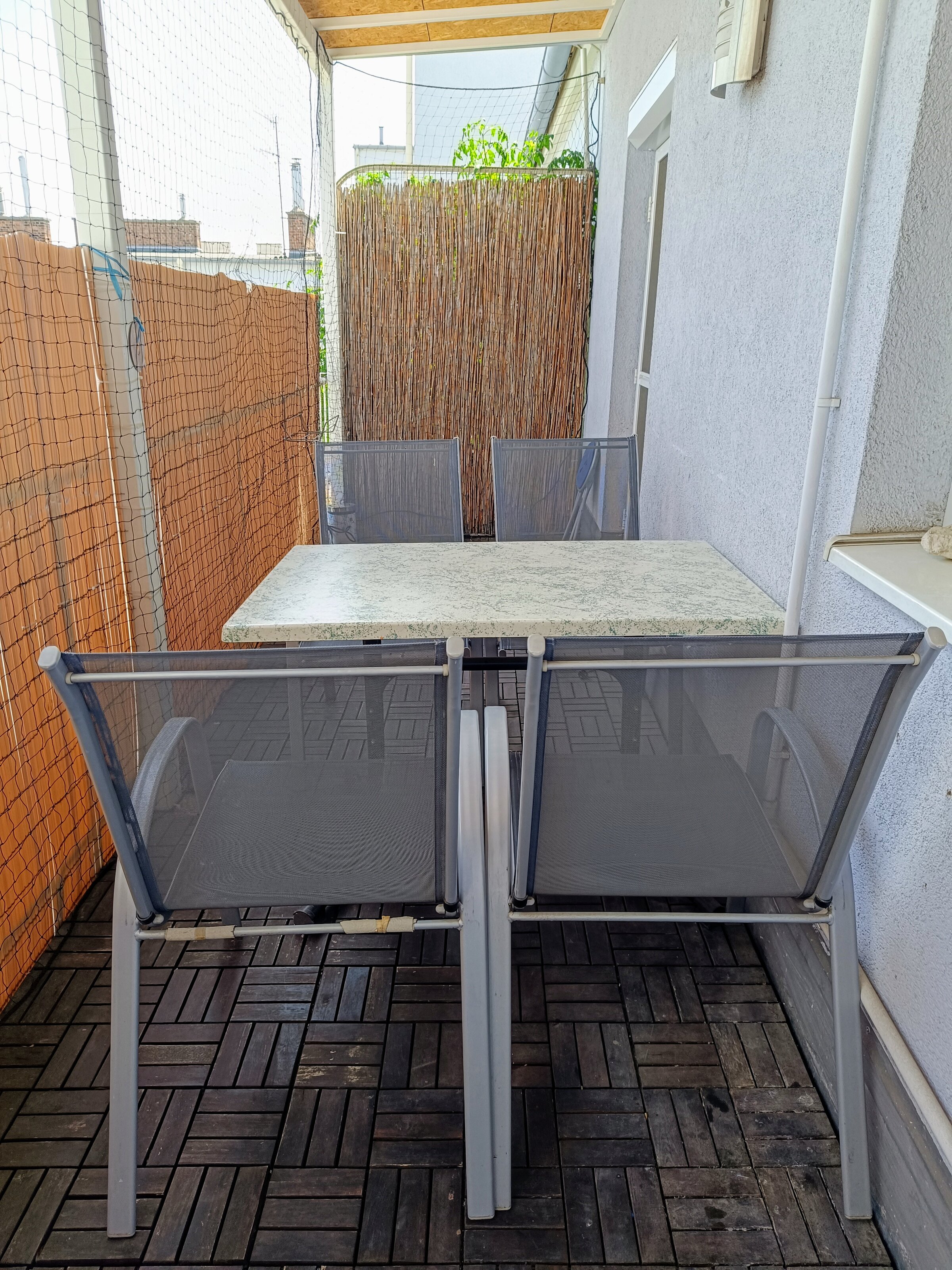Unser Balkon ist 9m² groß und hat einen Tisch mit vier Stühlen. 