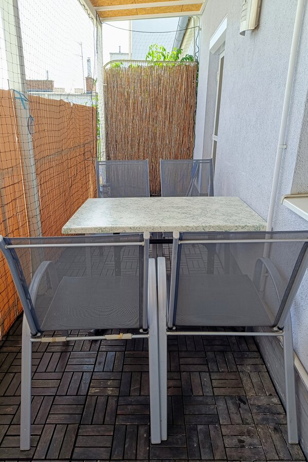 Unser Balkon ist 9m² groß und hat einen Tisch mit vier Stühlen. 