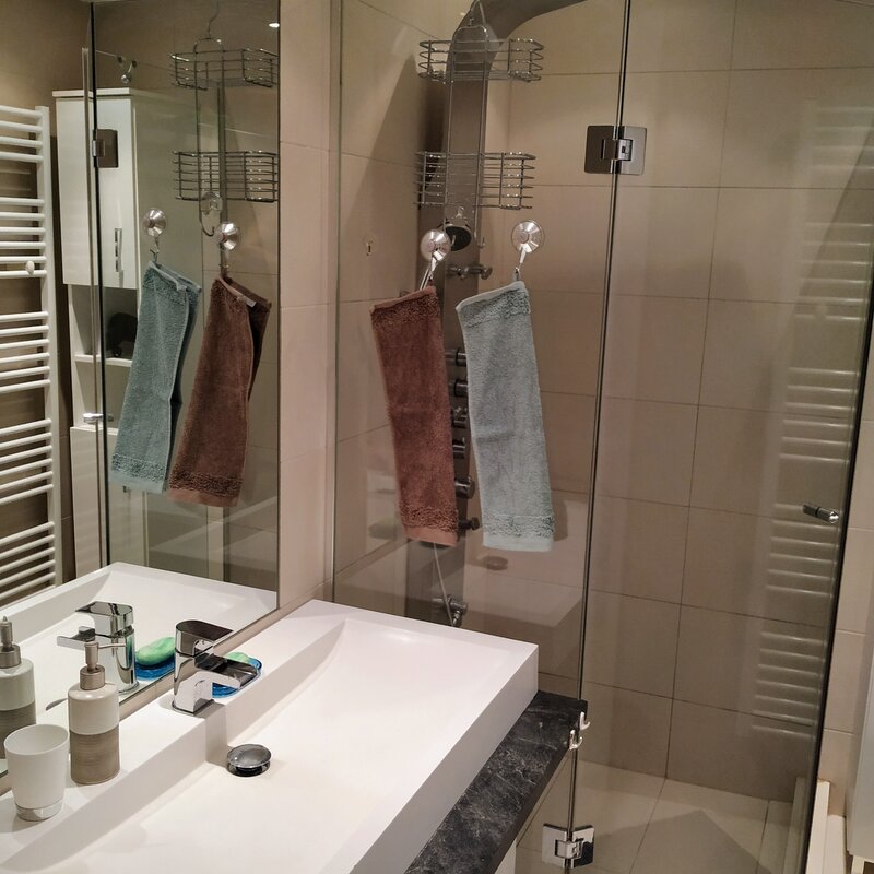 Das Badezimmer hat sowohl eine Badewanne als auch eine Dusche und die Toilette ist separat