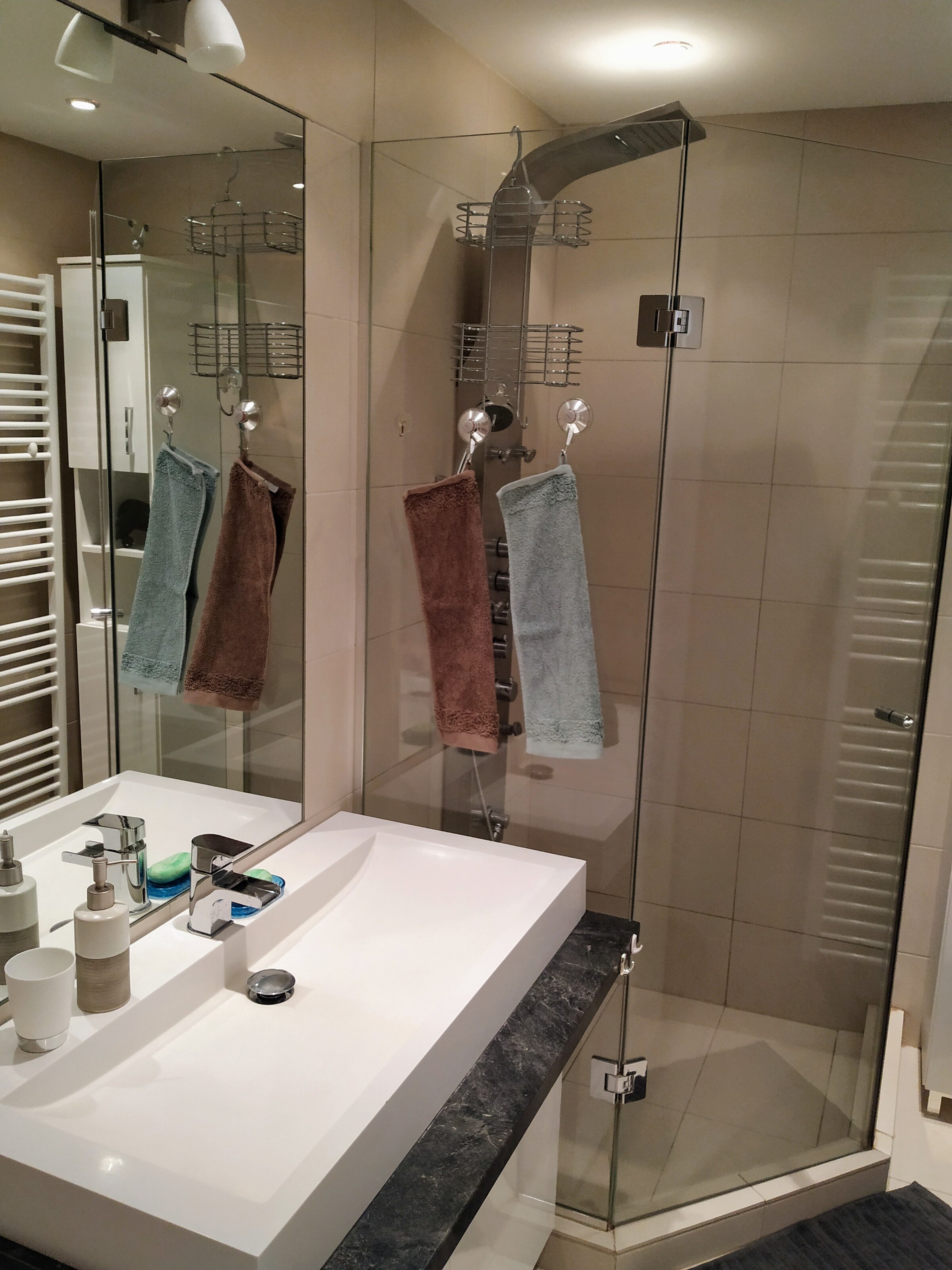 Das Badezimmer hat sowohl eine Badewanne als auch eine Dusche und die Toilette ist separat