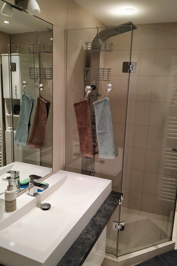 Das Badezimmer hat sowohl eine Badewanne als auch eine Dusche und die Toilette ist separat
