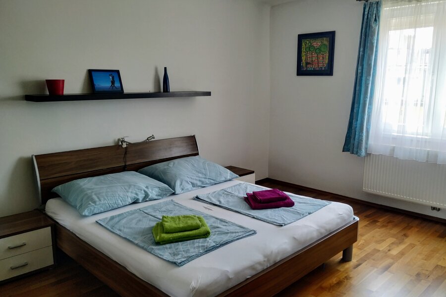 Schlafzimmer 1