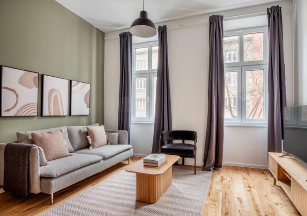 Bright living room with sofa & hardwood floor – 3-room apartment for short-term rental & temporary housing for 1 to 6 months in Vienna